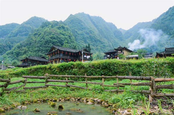 在迷霧炊煙里看溶洞上的土家山寨(圖2)